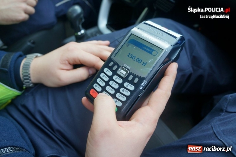 Zdjęcie w galerii na portalu naszraciborz.pl: Za mandat zapłacisz kartą. Raciborska policja posiada już terminale  wiadomości z regionu