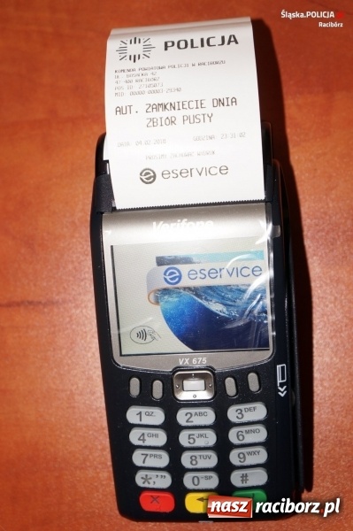 Zdjęcie w galerii na portalu naszraciborz.pl: Za mandat zapłacisz kartą. Raciborska policja posiada już terminale  wiadomości z regionu