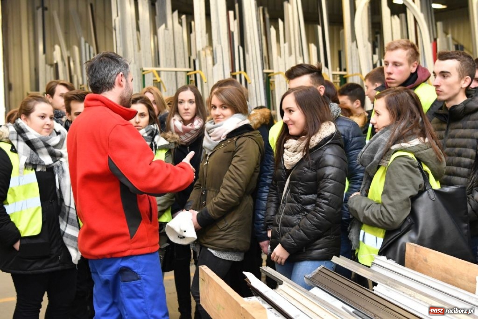 Zdjęcie w galerii na portalu naszraciborz.pl:  Młodzież poznaje specyfikę pracy w Eko-Oknach wiadomości z regionu