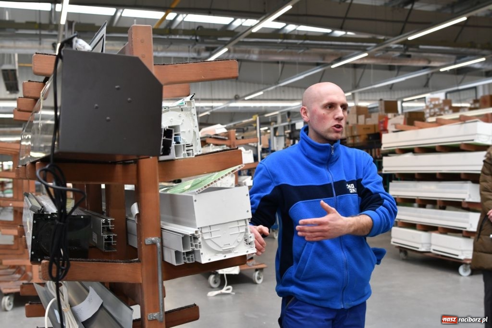 Zdjęcie w galerii na portalu naszraciborz.pl:  Młodzież poznaje specyfikę pracy w Eko-Oknach wiadomości z regionu