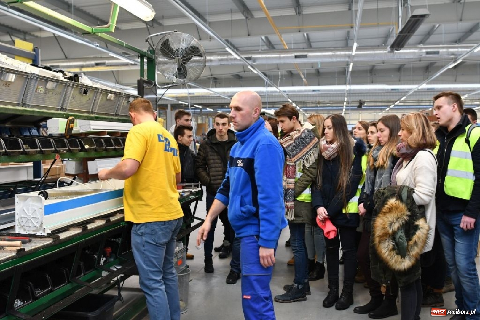 Zdjęcie w galerii na portalu naszraciborz.pl:  Młodzież poznaje specyfikę pracy w Eko-Oknach wiadomości z regionu