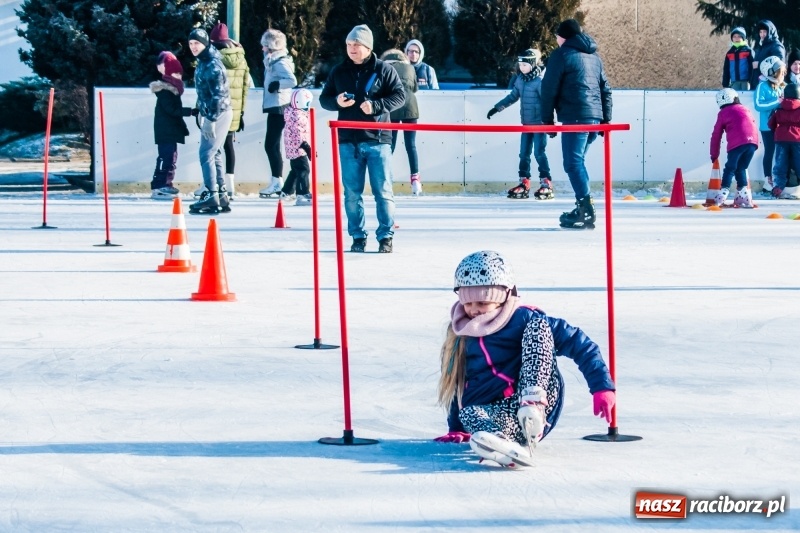 Zdjęcie w galerii na portalu naszraciborz.pl: Zawody łyżwiarskie na lodowisku Piastor wiadomości z regionu