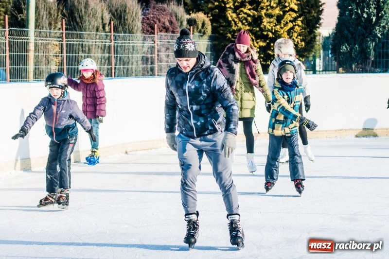 Zdjęcie w galerii na portalu naszraciborz.pl: Zawody łyżwiarskie na lodowisku Piastor wiadomości z regionu