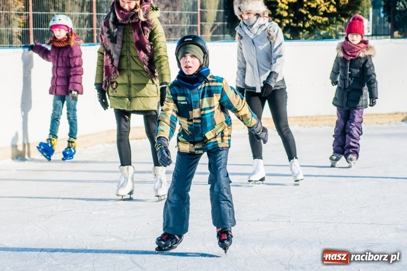Zdjęcie w galerii na portalu naszraciborz.pl: Zawody łyżwiarskie na lodowisku Piastor wiadomości z regionu