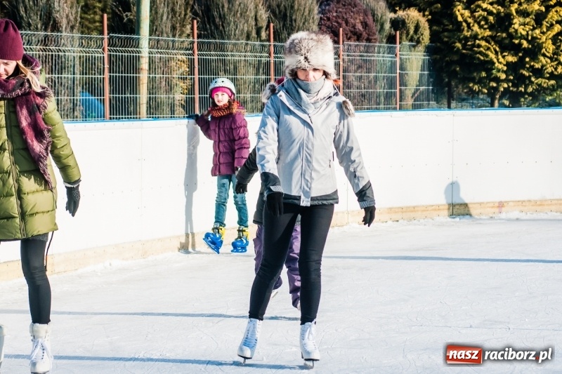 Zdjęcie w galerii na portalu naszraciborz.pl: Zawody łyżwiarskie na lodowisku Piastor wiadomości z regionu