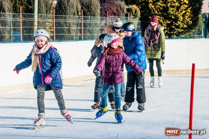Zdjęcie w galerii na portalu naszraciborz.pl: Zawody łyżwiarskie na lodowisku Piastor wiadomości z regionu