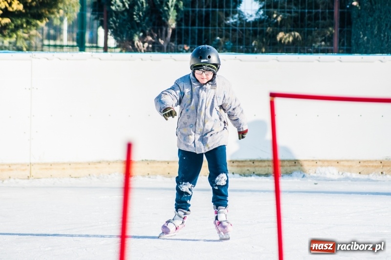 Zdjęcie w galerii na portalu naszraciborz.pl: Zawody łyżwiarskie na lodowisku Piastor wiadomości z regionu
