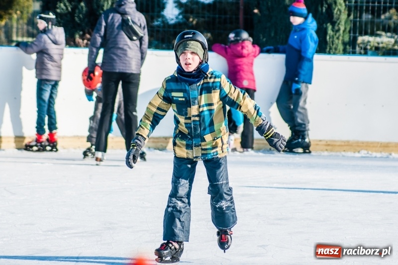 Zdjęcie w galerii na portalu naszraciborz.pl: Zawody łyżwiarskie na lodowisku Piastor wiadomości z regionu