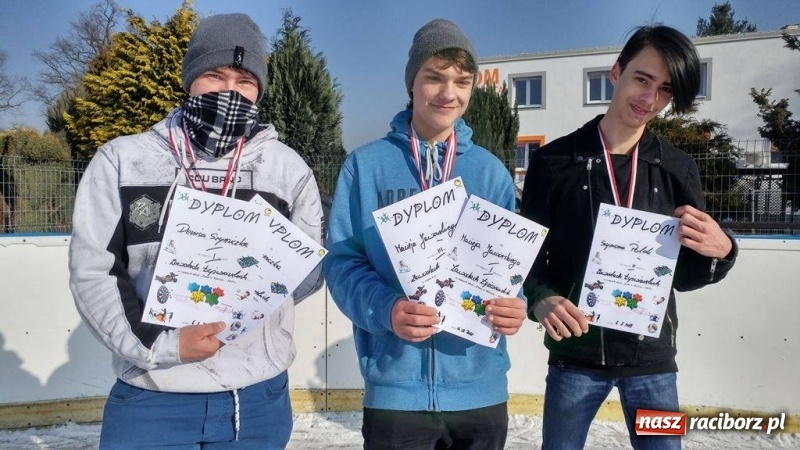 Zdjęcie w galerii na portalu naszraciborz.pl: Zawody łyżwiarskie na lodowisku Piastor wiadomości z regionu
