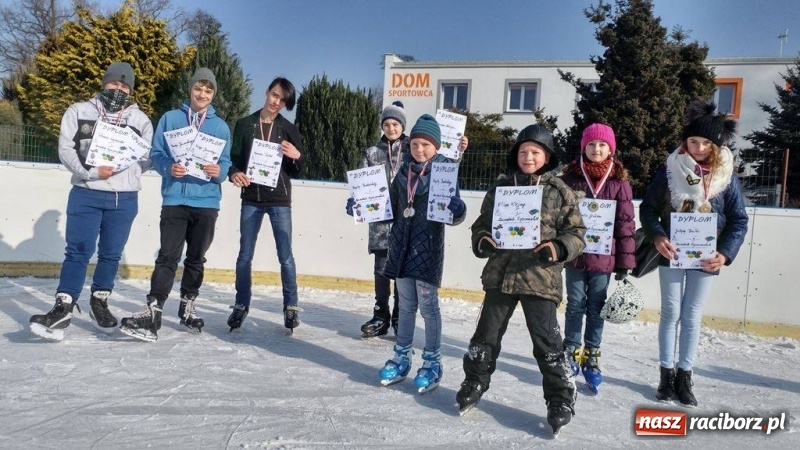 Zdjęcie w galerii na portalu naszraciborz.pl: Zawody łyżwiarskie na lodowisku Piastor wiadomości z regionu