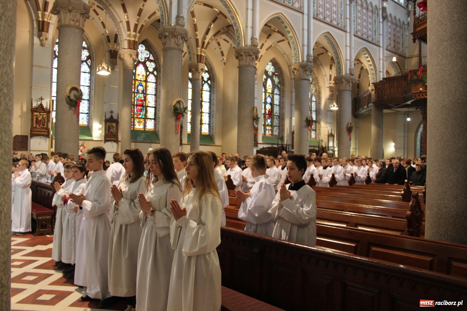 Zdjęcie w galerii na portalu naszraciborz.pl: Ministranci z powiatu raciborskiego przyjęli funkcję lektora  wiadomości z regionu