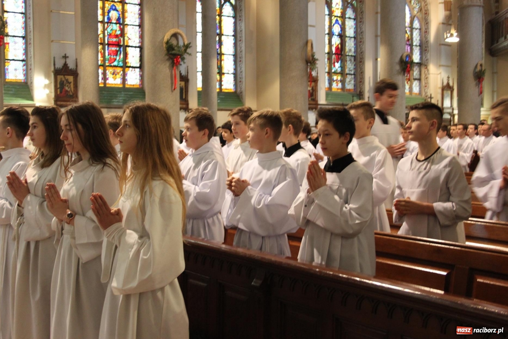 Zdjęcie w galerii na portalu naszraciborz.pl: Ministranci z powiatu raciborskiego przyjęli funkcję lektora  wiadomości z regionu