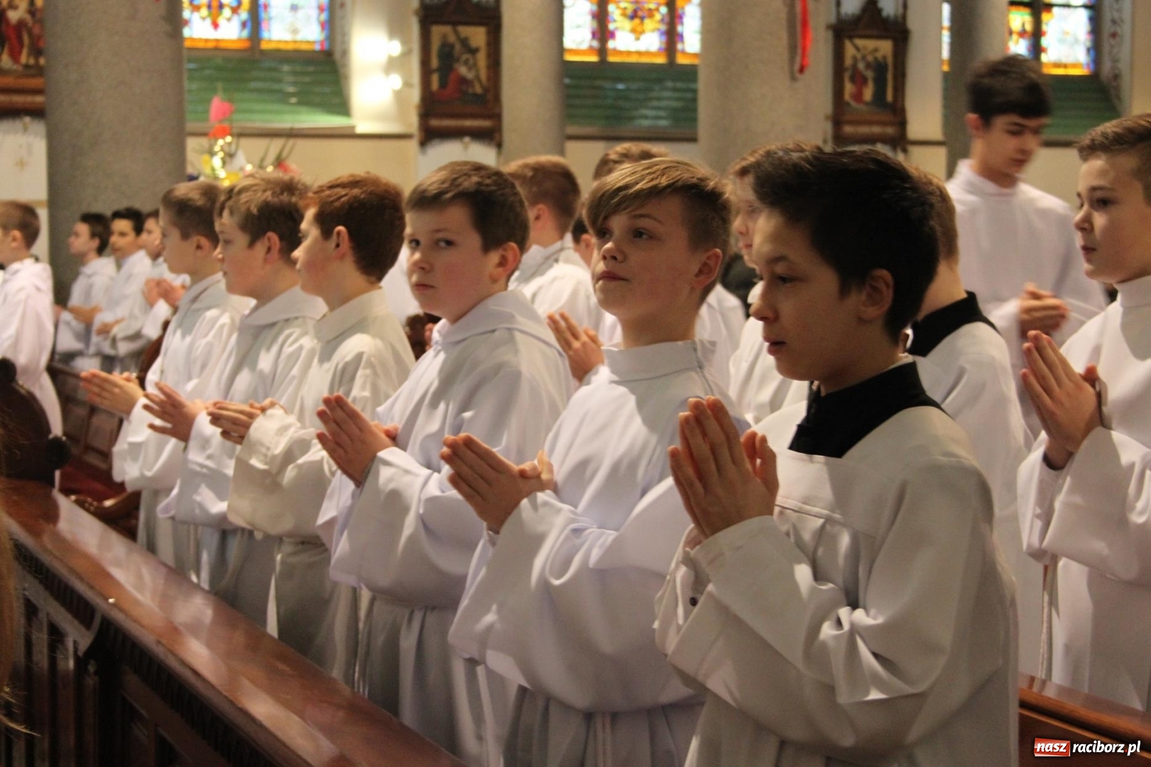 Zdjęcie w galerii na portalu naszraciborz.pl: Ministranci z powiatu raciborskiego przyjęli funkcję lektora  wiadomości z regionu