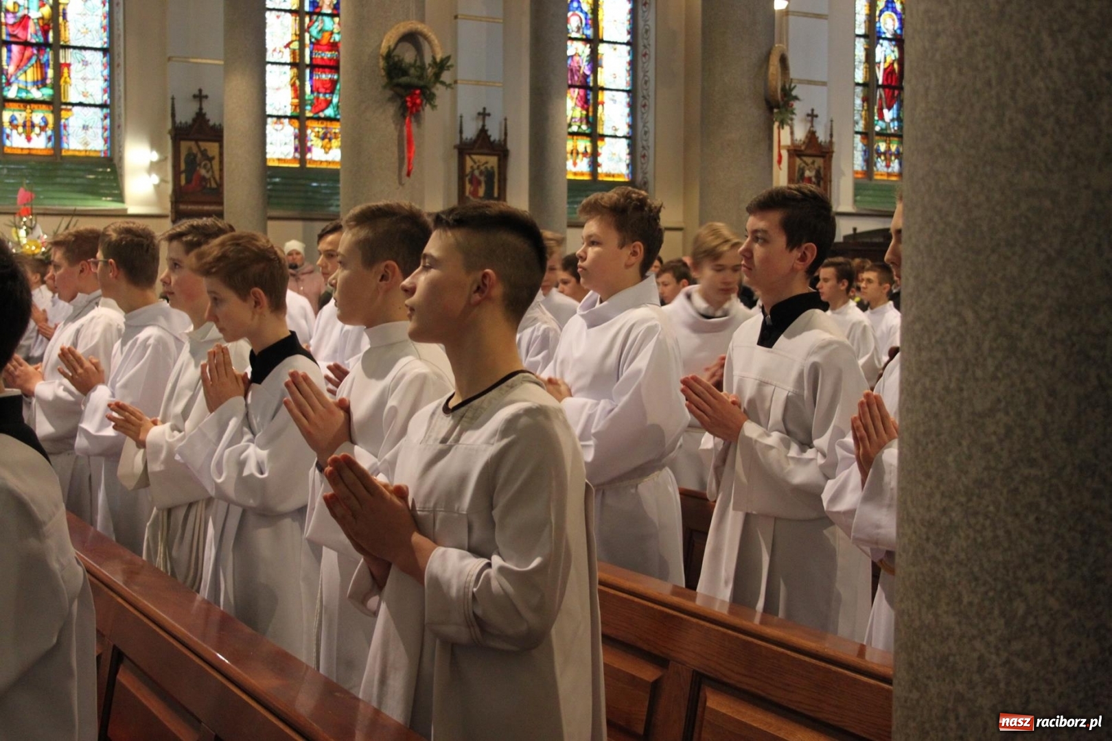 Zdjęcie w galerii na portalu naszraciborz.pl: Ministranci z powiatu raciborskiego przyjęli funkcję lektora  wiadomości z regionu