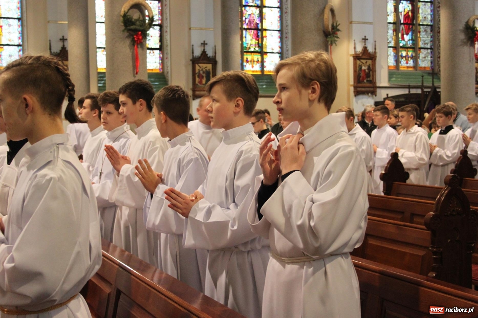 Zdjęcie w galerii na portalu naszraciborz.pl: Ministranci z powiatu raciborskiego przyjęli funkcję lektora  wiadomości z regionu