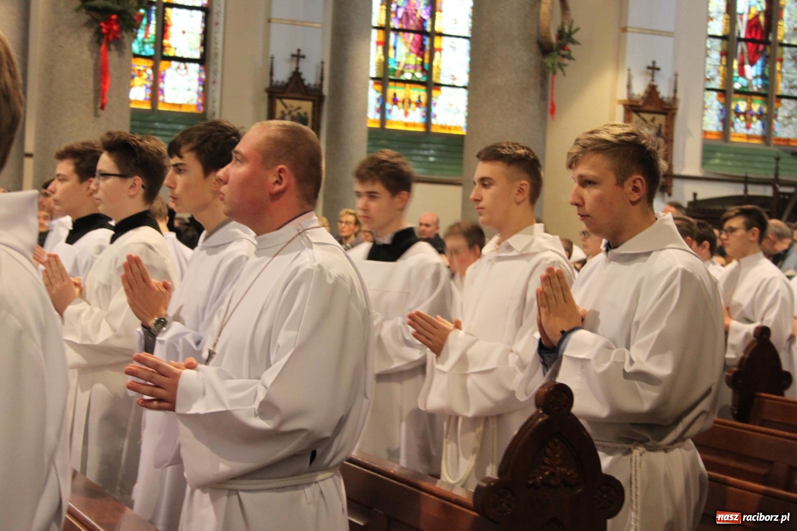 Zdjęcie w galerii na portalu naszraciborz.pl: Ministranci z powiatu raciborskiego przyjęli funkcję lektora  wiadomości z regionu