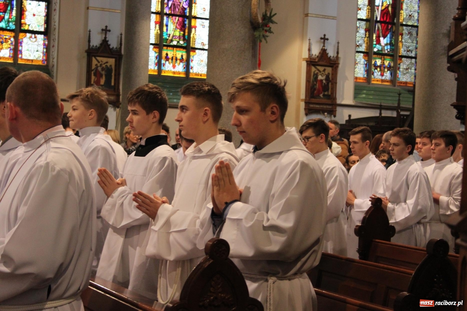Zdjęcie w galerii na portalu naszraciborz.pl: Ministranci z powiatu raciborskiego przyjęli funkcję lektora  wiadomości z regionu