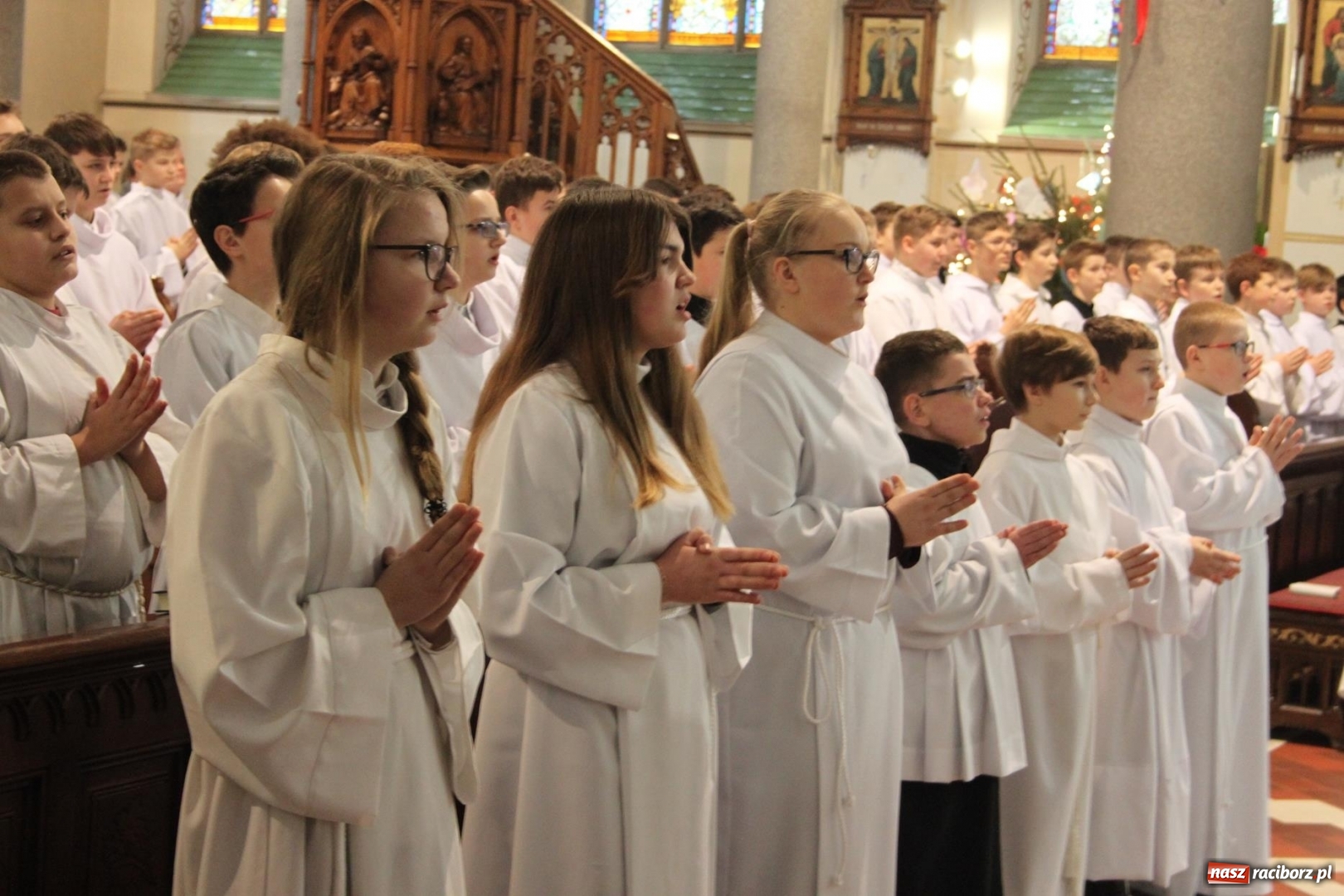 Zdjęcie w galerii na portalu naszraciborz.pl: Ministranci z powiatu raciborskiego przyjęli funkcję lektora  wiadomości z regionu