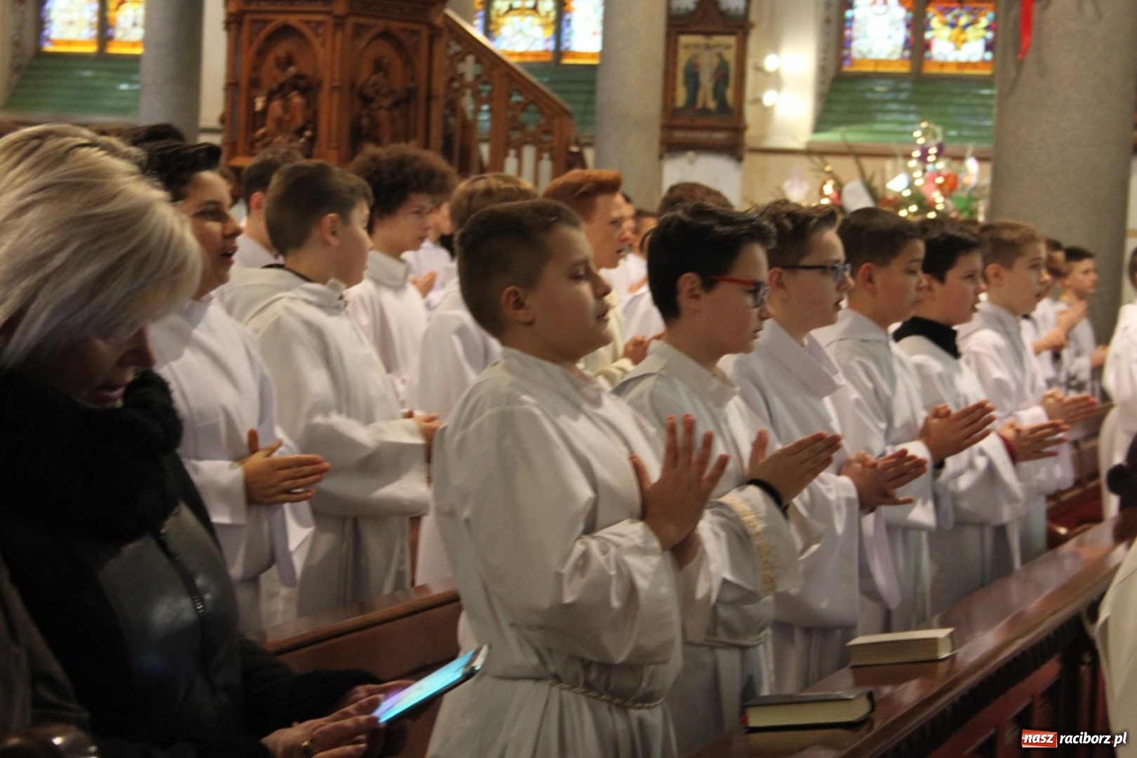 Zdjęcie w galerii na portalu naszraciborz.pl: Ministranci z powiatu raciborskiego przyjęli funkcję lektora  wiadomości z regionu