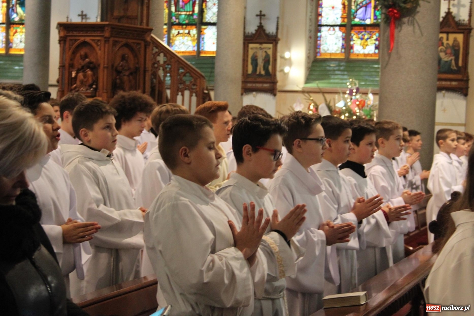 Zdjęcie w galerii na portalu naszraciborz.pl: Ministranci z powiatu raciborskiego przyjęli funkcję lektora  wiadomości z regionu