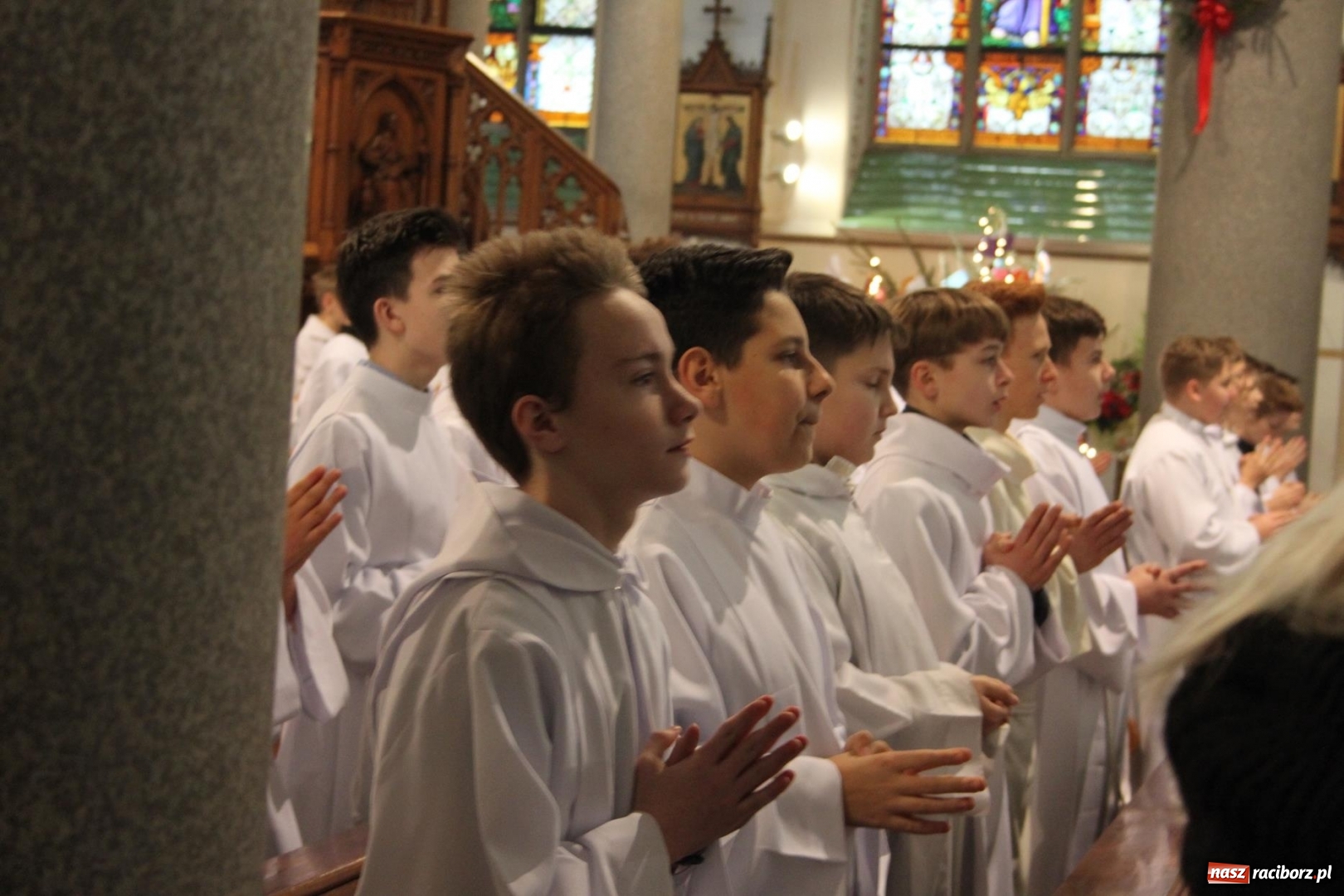 Zdjęcie w galerii na portalu naszraciborz.pl: Ministranci z powiatu raciborskiego przyjęli funkcję lektora  wiadomości z regionu