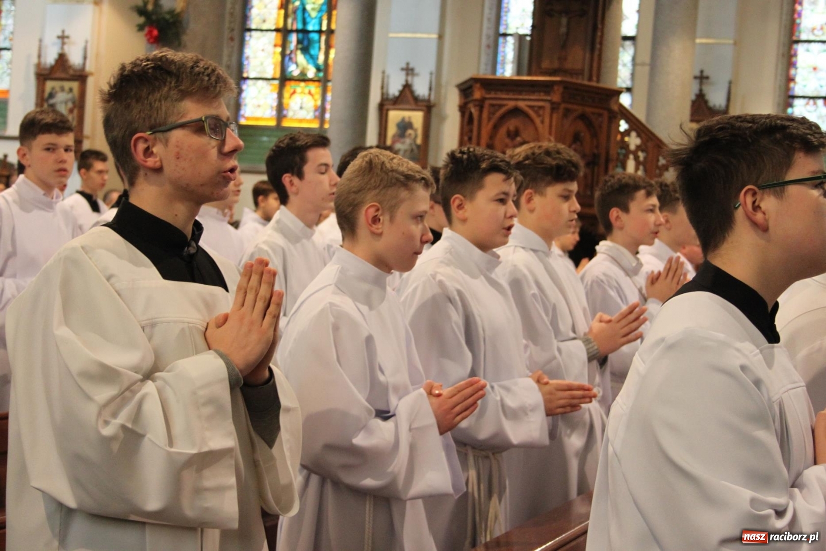 Zdjęcie w galerii na portalu naszraciborz.pl: Ministranci z powiatu raciborskiego przyjęli funkcję lektora  wiadomości z regionu