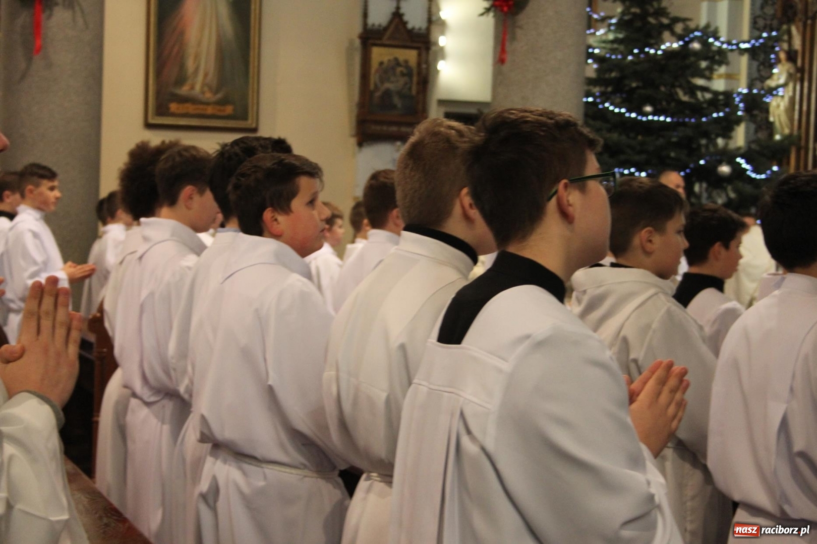 Zdjęcie w galerii na portalu naszraciborz.pl: Ministranci z powiatu raciborskiego przyjęli funkcję lektora  wiadomości z regionu