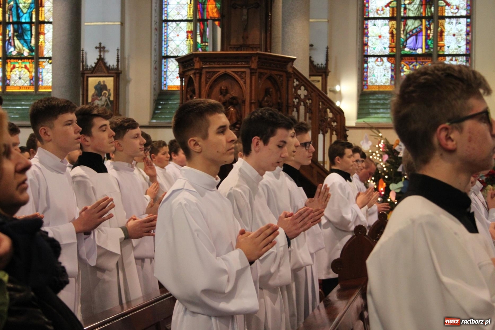 Zdjęcie w galerii na portalu naszraciborz.pl: Ministranci z powiatu raciborskiego przyjęli funkcję lektora  wiadomości z regionu