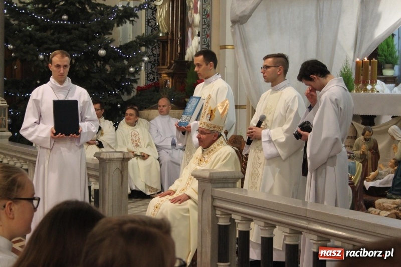 Zdjęcie w galerii na portalu naszraciborz.pl: Ministranci z powiatu raciborskiego przyjęli funkcję lektora  wiadomości z regionu