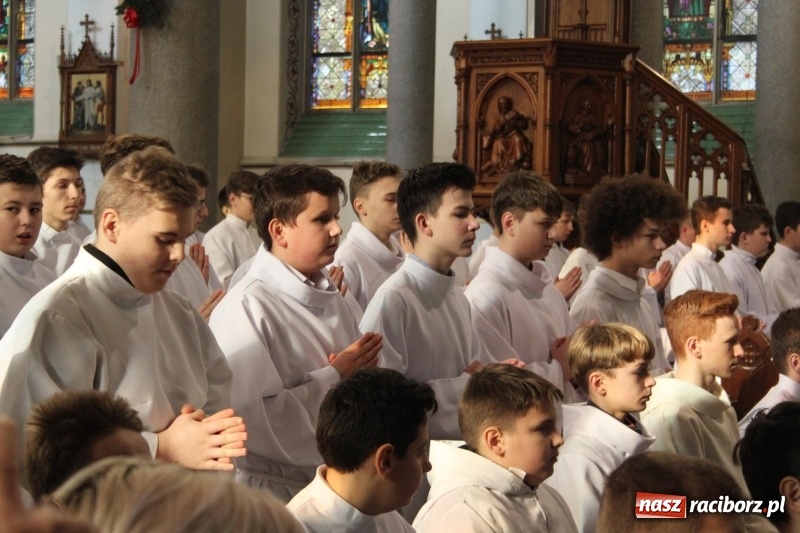 Zdjęcie w galerii na portalu naszraciborz.pl: Ministranci z powiatu raciborskiego przyjęli funkcję lektora  wiadomości z regionu
