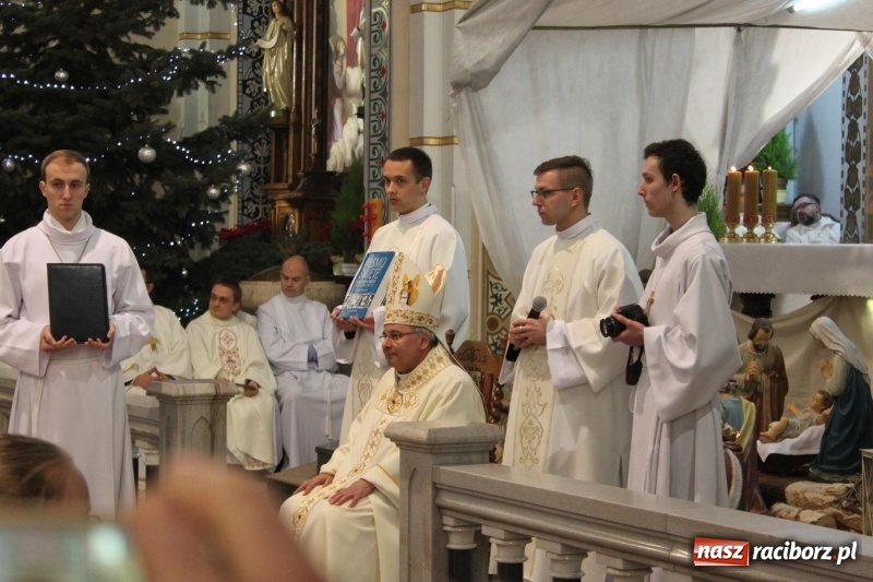 Zdjęcie w galerii na portalu naszraciborz.pl: Ministranci z powiatu raciborskiego przyjęli funkcję lektora  wiadomości z regionu