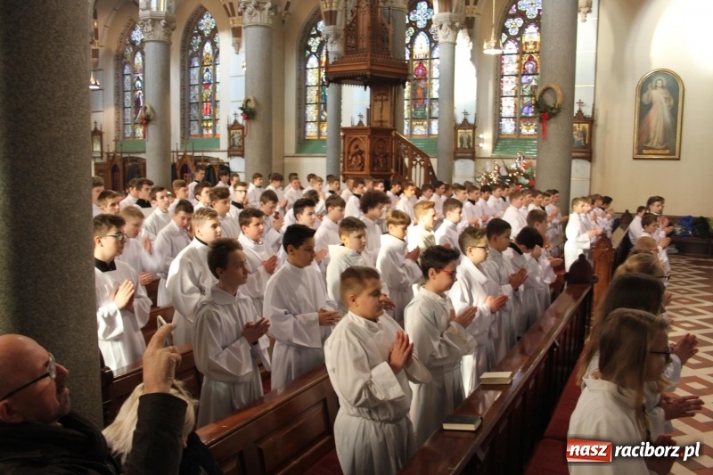Zdjęcie w galerii na portalu naszraciborz.pl: Ministranci z powiatu raciborskiego przyjęli funkcję lektora  wiadomości z regionu