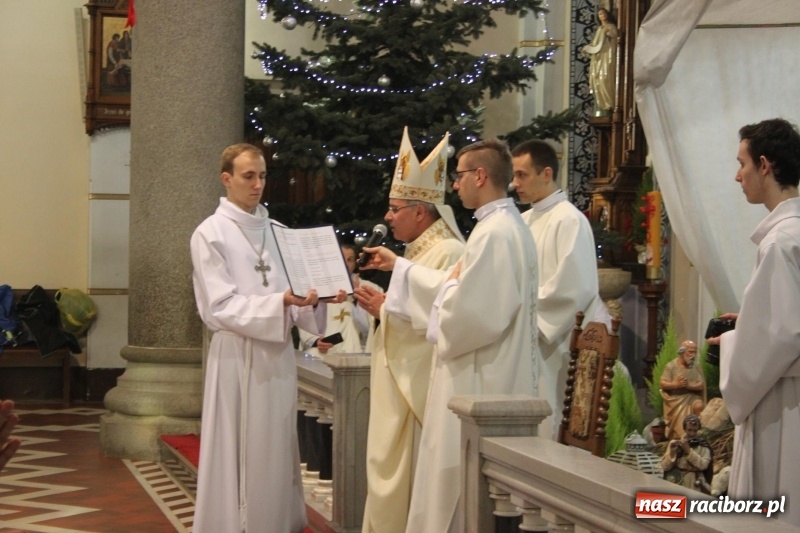 Zdjęcie w galerii na portalu naszraciborz.pl: Ministranci z powiatu raciborskiego przyjęli funkcję lektora  wiadomości z regionu