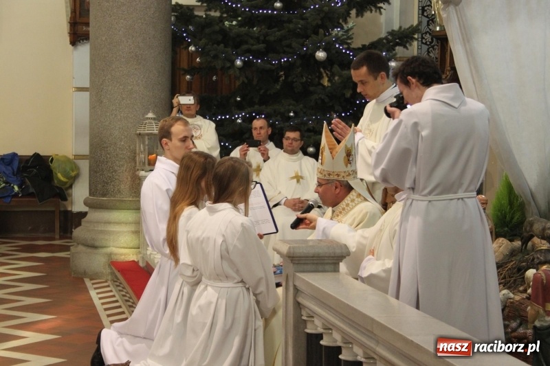 Zdjęcie w galerii na portalu naszraciborz.pl: Ministranci z powiatu raciborskiego przyjęli funkcję lektora  wiadomości z regionu