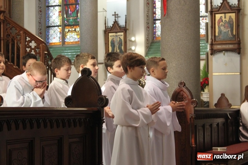 Zdjęcie w galerii na portalu naszraciborz.pl: Ministranci z powiatu raciborskiego przyjęli funkcję lektora  wiadomości z regionu