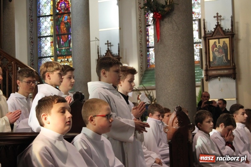 Zdjęcie w galerii na portalu naszraciborz.pl: Ministranci z powiatu raciborskiego przyjęli funkcję lektora  wiadomości z regionu