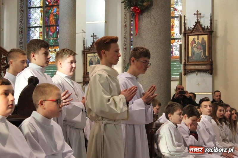 Zdjęcie w galerii na portalu naszraciborz.pl: Ministranci z powiatu raciborskiego przyjęli funkcję lektora  wiadomości z regionu