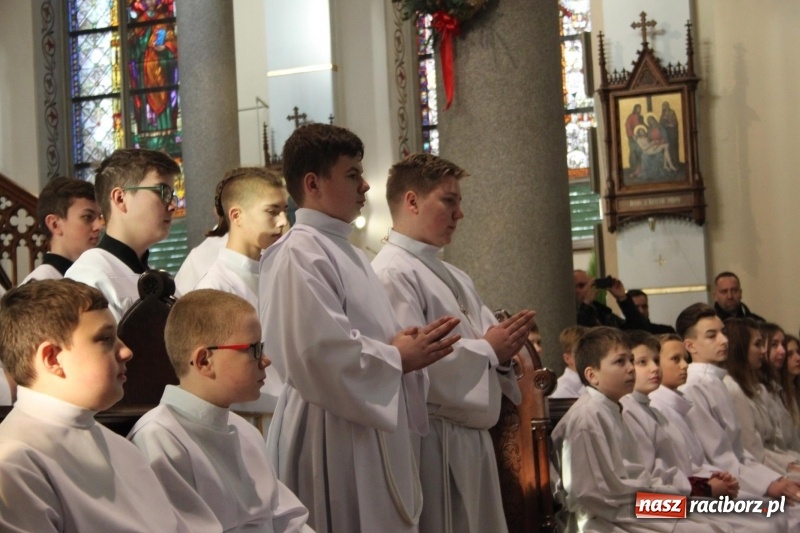 Zdjęcie w galerii na portalu naszraciborz.pl: Ministranci z powiatu raciborskiego przyjęli funkcję lektora  wiadomości z regionu