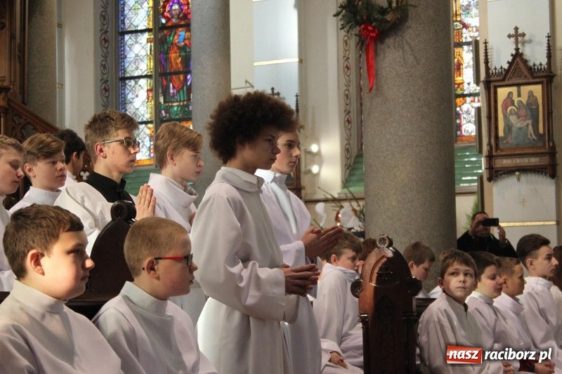 Zdjęcie w galerii na portalu naszraciborz.pl: Ministranci z powiatu raciborskiego przyjęli funkcję lektora  wiadomości z regionu