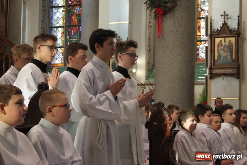 Zdjęcie w galerii na portalu naszraciborz.pl: Ministranci z powiatu raciborskiego przyjęli funkcję lektora  wiadomości z regionu