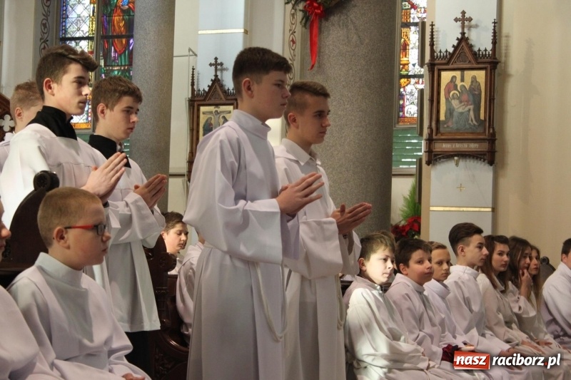 Zdjęcie w galerii na portalu naszraciborz.pl: Ministranci z powiatu raciborskiego przyjęli funkcję lektora  wiadomości z regionu