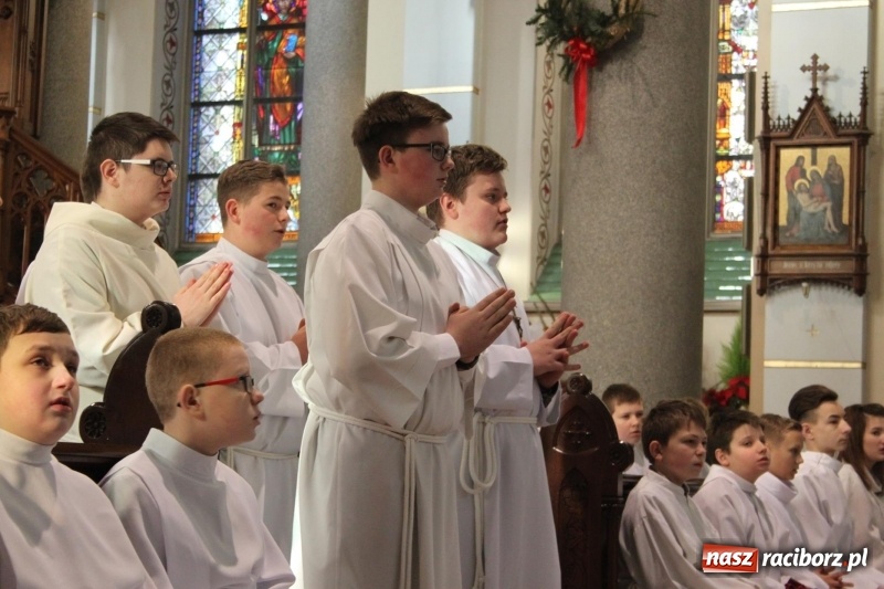 Zdjęcie w galerii na portalu naszraciborz.pl: Ministranci z powiatu raciborskiego przyjęli funkcję lektora  wiadomości z regionu