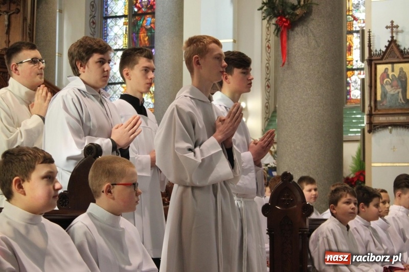 Zdjęcie w galerii na portalu naszraciborz.pl: Ministranci z powiatu raciborskiego przyjęli funkcję lektora  wiadomości z regionu