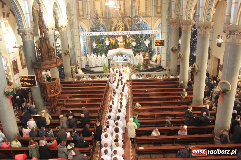 Zdjęcie w galerii na portalu naszraciborz.pl: Ministranci z powiatu raciborskiego przyjęli funkcję lektora  wiadomości z regionu