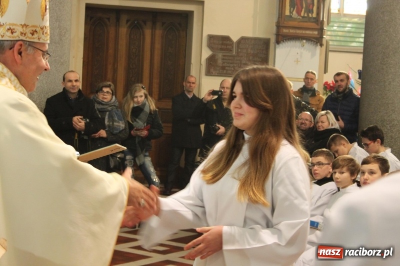 Zdjęcie w galerii na portalu naszraciborz.pl: Ministranci z powiatu raciborskiego przyjęli funkcję lektora  wiadomości z regionu