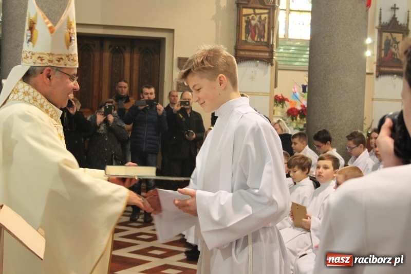 Zdjęcie w galerii na portalu naszraciborz.pl: Ministranci z powiatu raciborskiego przyjęli funkcję lektora  wiadomości z regionu