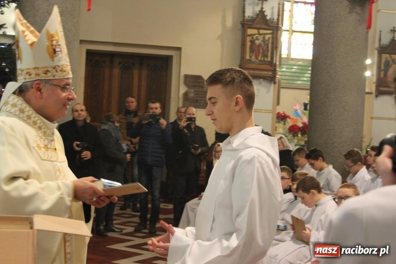 Zdjęcie w galerii na portalu naszraciborz.pl: Ministranci z powiatu raciborskiego przyjęli funkcję lektora  wiadomości z regionu