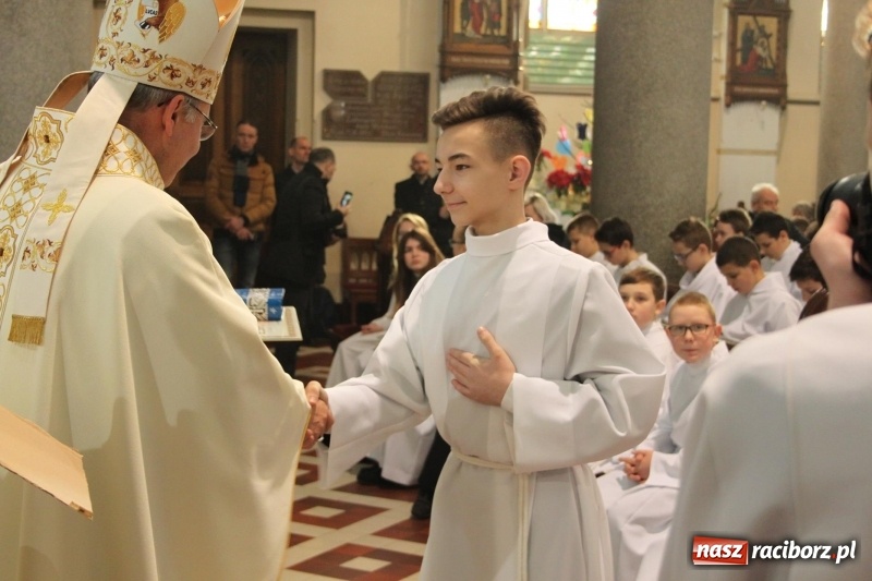Zdjęcie w galerii na portalu naszraciborz.pl: Ministranci z powiatu raciborskiego przyjęli funkcję lektora  wiadomości z regionu