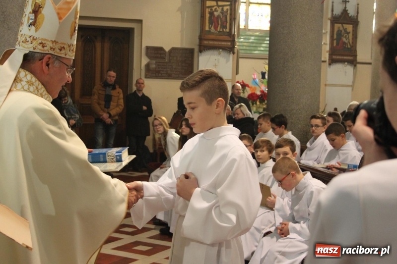Zdjęcie w galerii na portalu naszraciborz.pl: Ministranci z powiatu raciborskiego przyjęli funkcję lektora  wiadomości z regionu