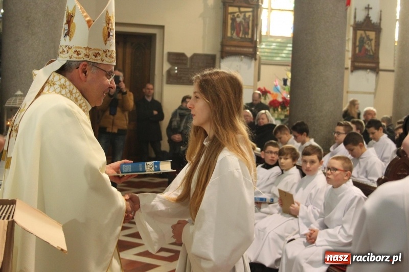 Zdjęcie w galerii na portalu naszraciborz.pl: Ministranci z powiatu raciborskiego przyjęli funkcję lektora  wiadomości z regionu
